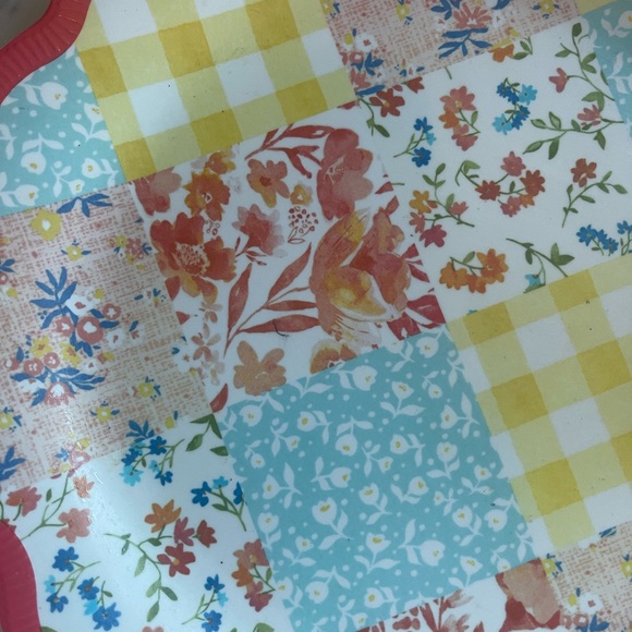 Pioneer Woman patchwork scalloped dinner plate - Picture 2 of 4